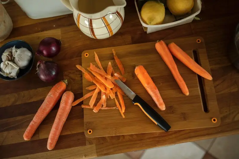 Ніж для овочів прямий Fiskars Functional Form, 8см 1057544 - Зображення 2